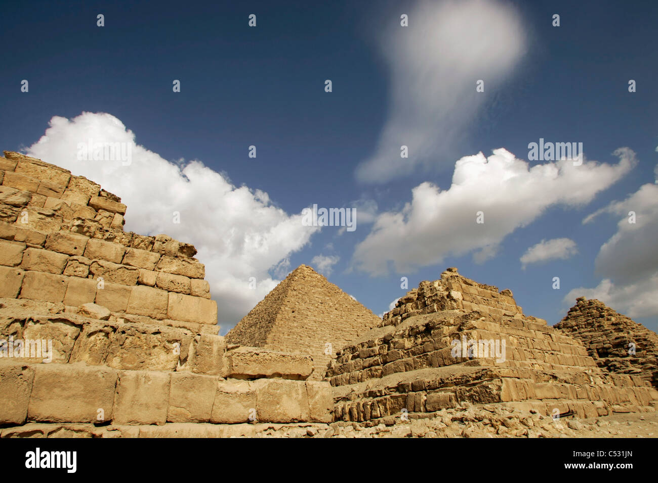 Les trois pyramides secondaires construites pour l'Menkaourê trois reines avec Menkaourê pyramide derrière, Karnak Temple, Le Caire, Egypte Banque D'Images