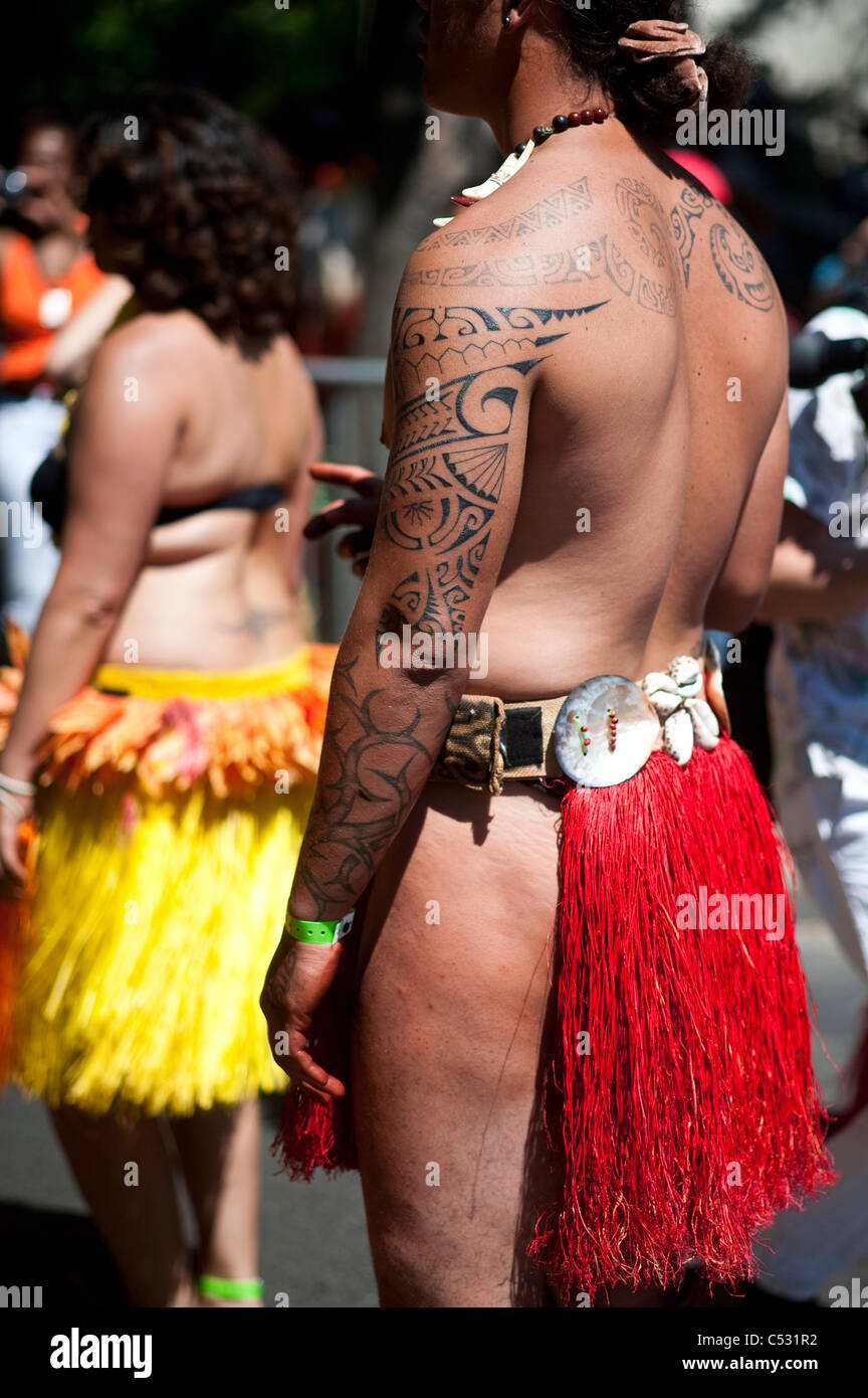 Paris, France - Paris, France - Carnival parade tropicales indigènes, l'homme polynésien avec des tatouages tribaux traditionnels Banque D'Images