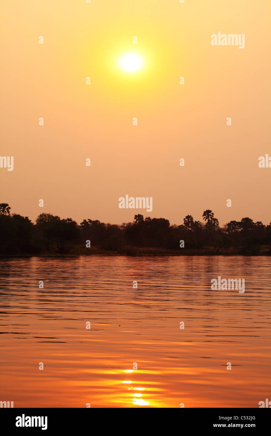 Le soleil se couche au-dessus du fleuve Zambèze en Afrique australe. Banque D'Images