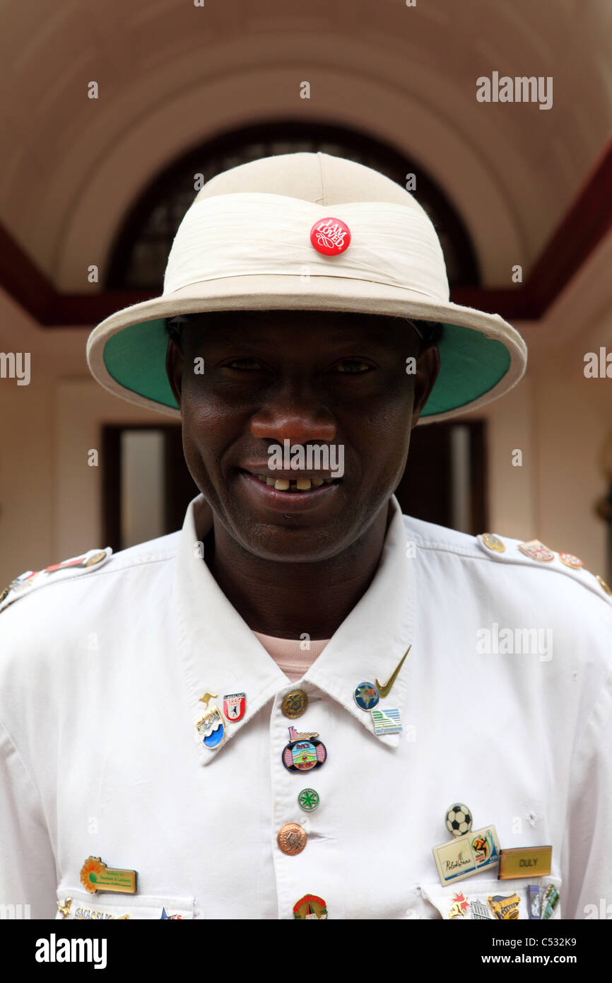 Le concierge de l'hôtel Victoria Falls porte un uniforme blanc et casque colonial, à Victoria Falls au Zimbabwe. Banque D'Images