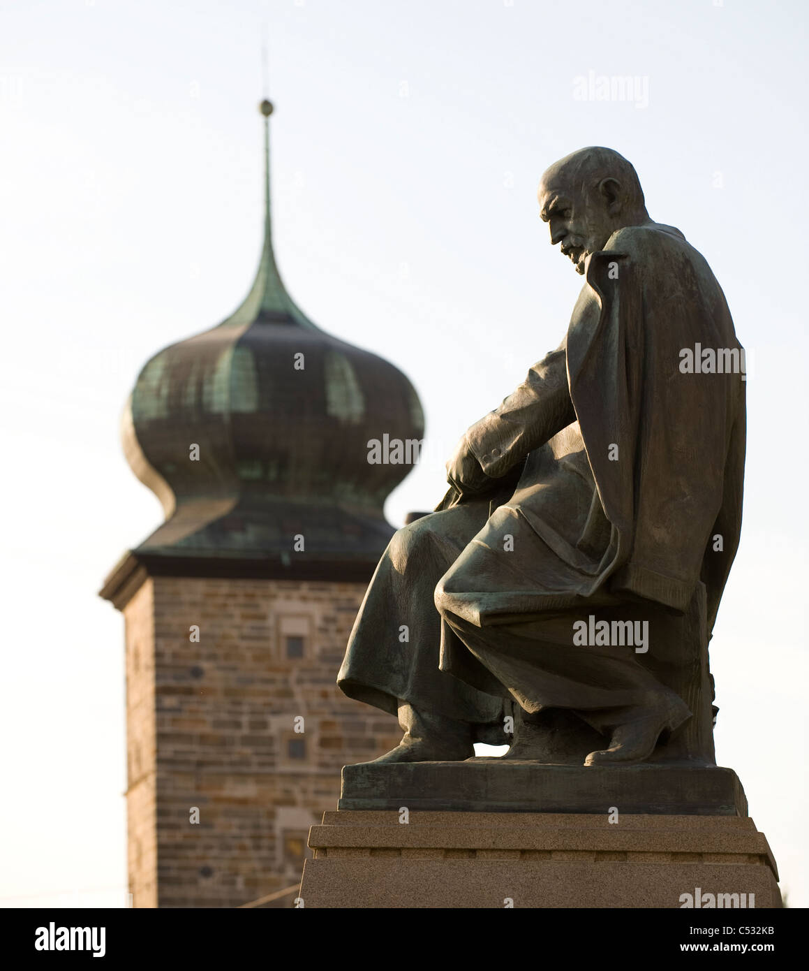 Prague - Statue de l'écrivain tchèque Alois Jirasek par Vltava Banque D'Images