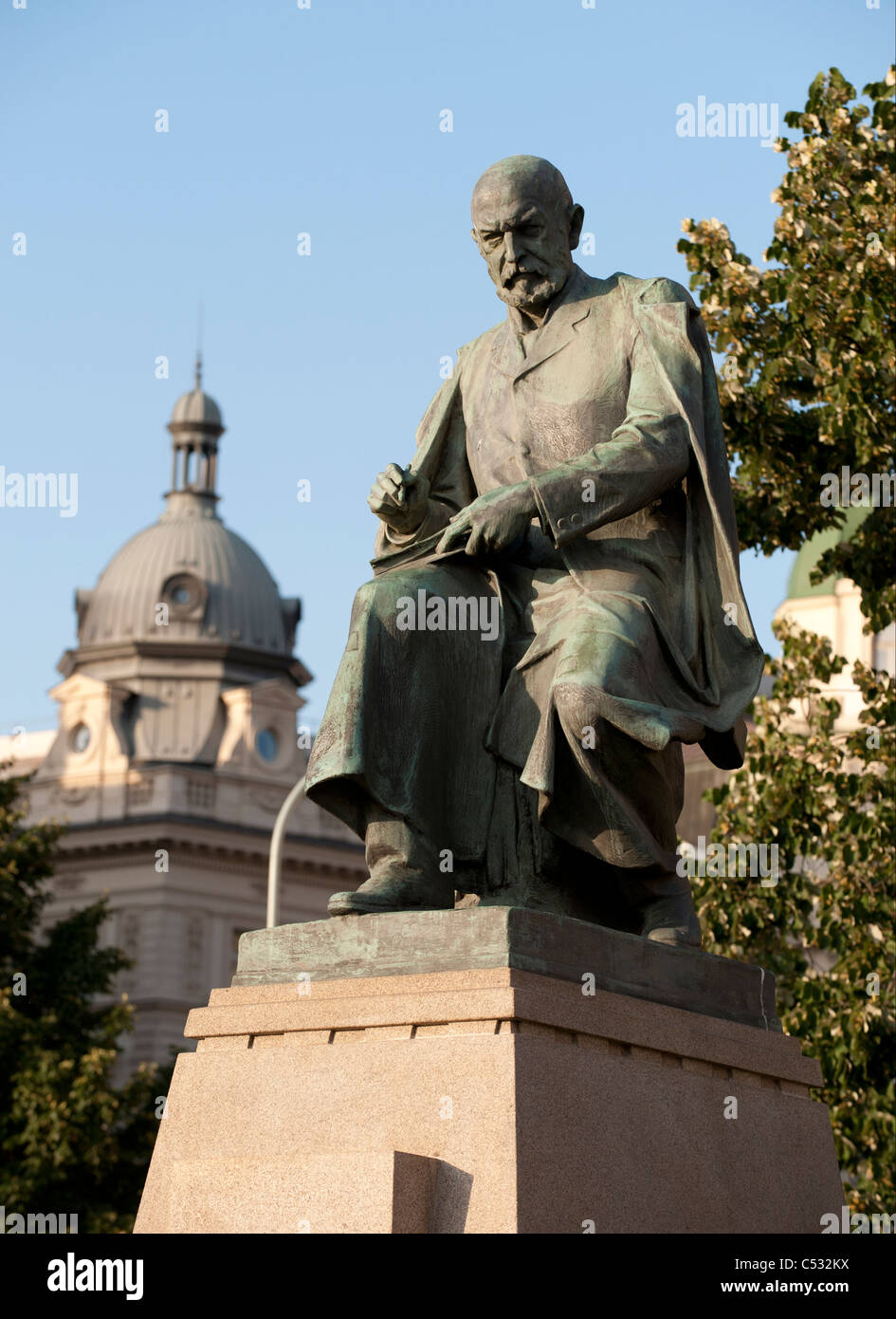 Prague - Statue de l'écrivain tchèque Alois Jirasek par Vltava Banque D'Images