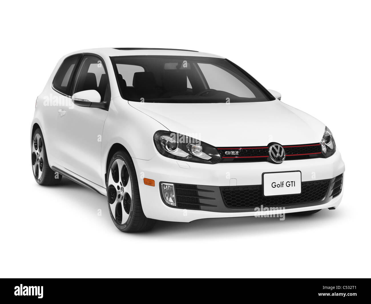 Licence disponible sur MaximImages.com - Golf White Volkswagen GTI. Voiture isolée avec chemin d'écrêtage sur fond blanc. Banque D'Images
