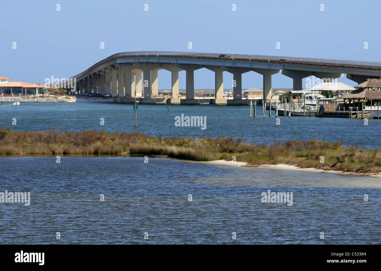 Orange Beach Florida Intercoastal Waterway pont menant à des eaux du golfe du Mexique avec les petits États insulaires et banc Banque D'Images