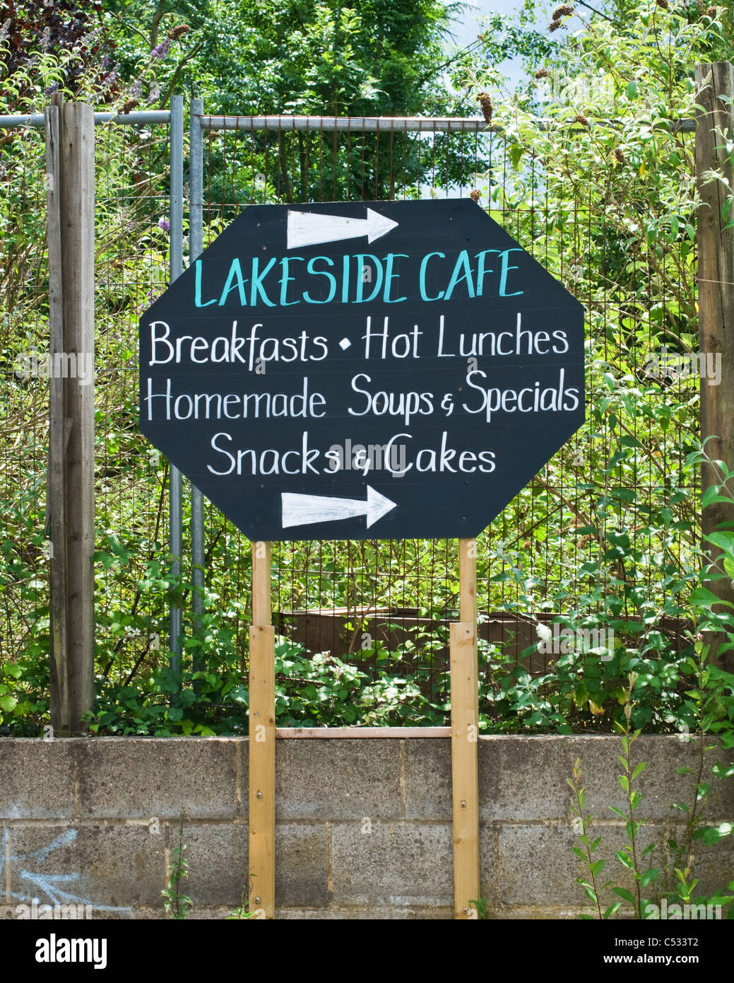Signe pour le café au bord du lac, Horam, East Sussex, Angleterre Banque D'Images