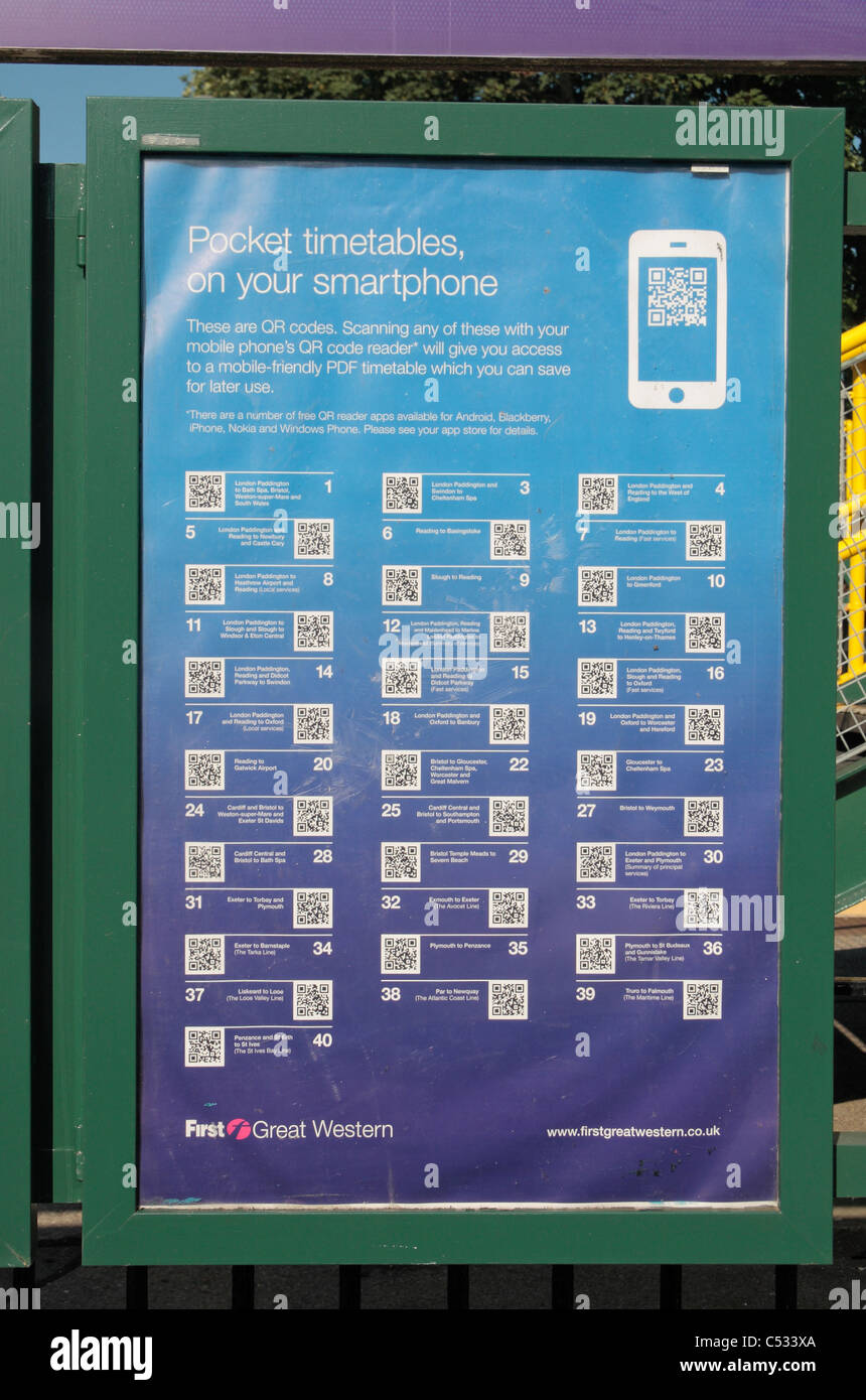 QR (Quick Response) code smartphone pour les horaires des trains à l'extérieur de la gare de l'ouest de Dorchester, Dorset, UK. Banque D'Images