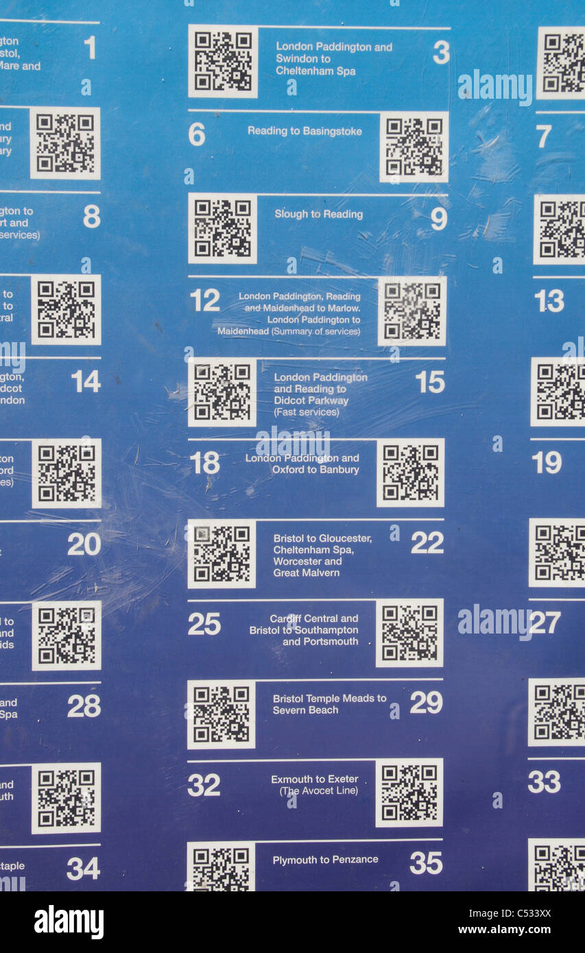 QR (Quick Response) code smartphone pour les horaires des trains à l'extérieur de la gare de l'ouest de Dorchester, Dorset, UK. Banque D'Images
