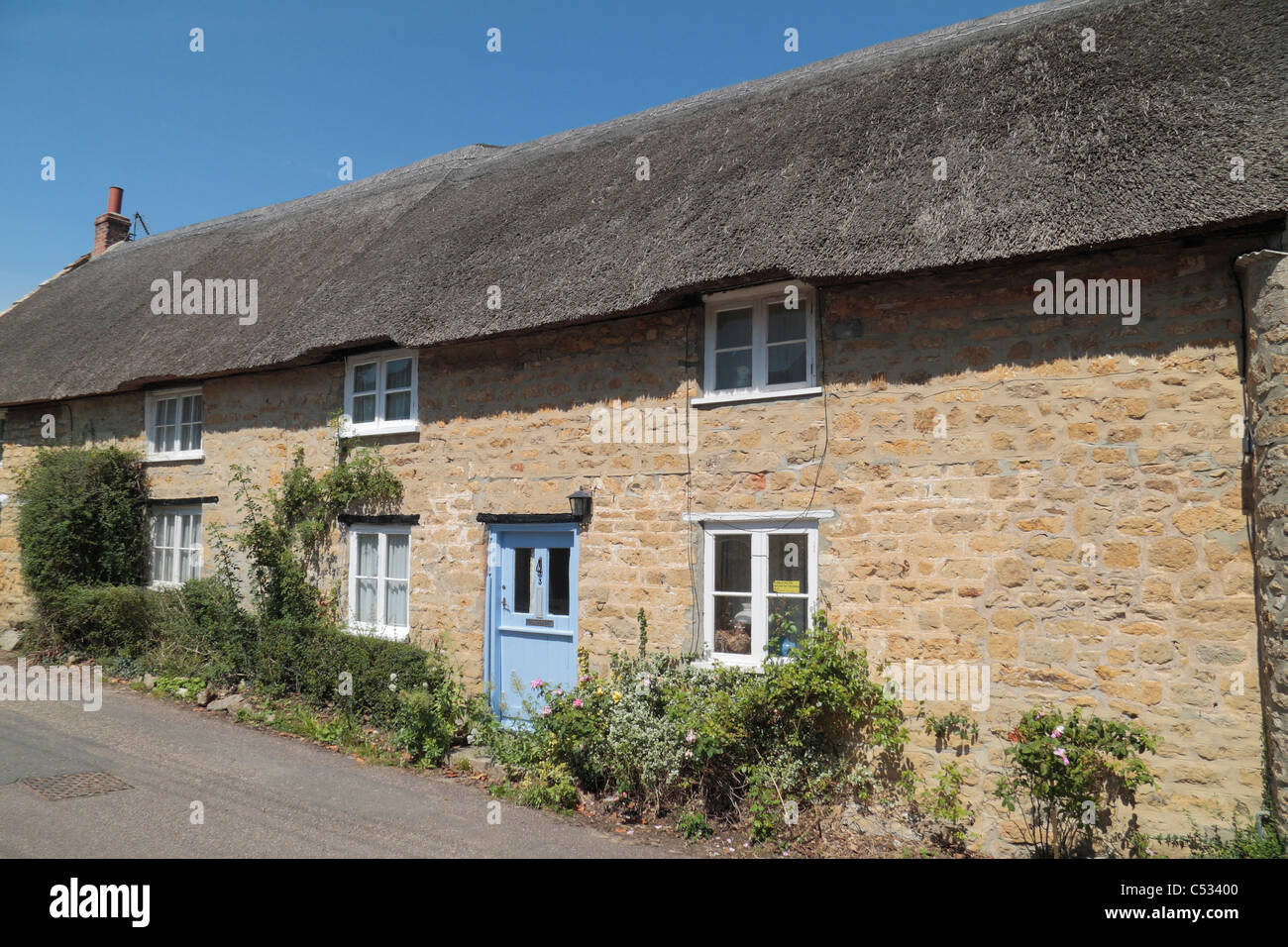 Jolie maison mitoyenne dans Walditch cottages au toit de chaume, Bridport, Dorset, Angleterre. Banque D'Images