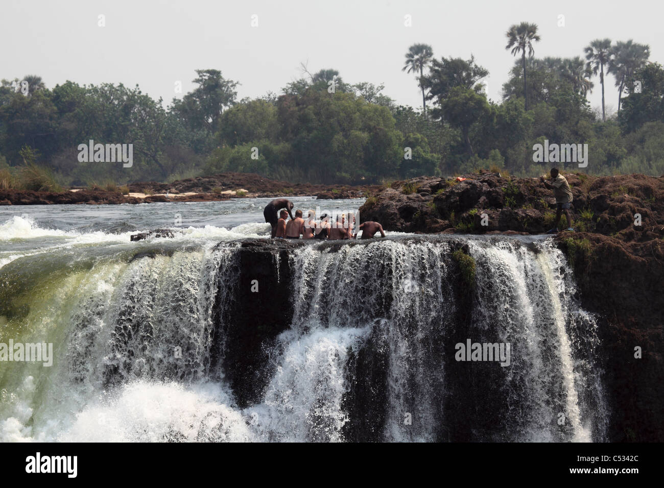 Les touristes se baignent dans le Devil's Pool au Victoria Falls, à la frontière entre la Zambie et le Zimbabwe. Banque D'Images