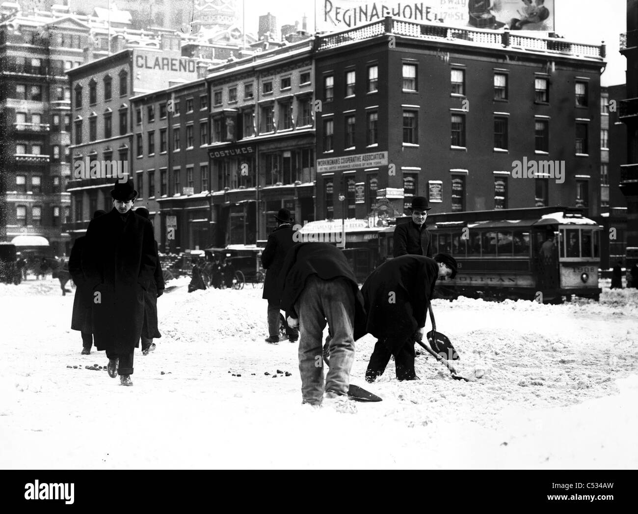 Pelleter la neige, New York, 1908 Banque D'Images