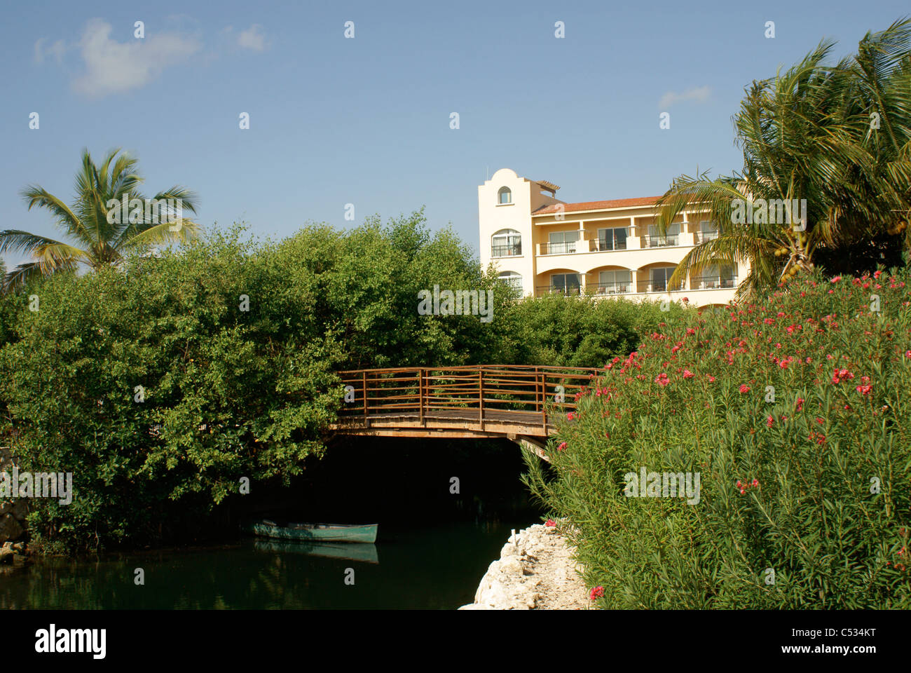 Sous le pont canot à à l'Hacienda Tres Rios Resort globale sur la Riviera Maya, Quintana Roo, Mexique Banque D'Images