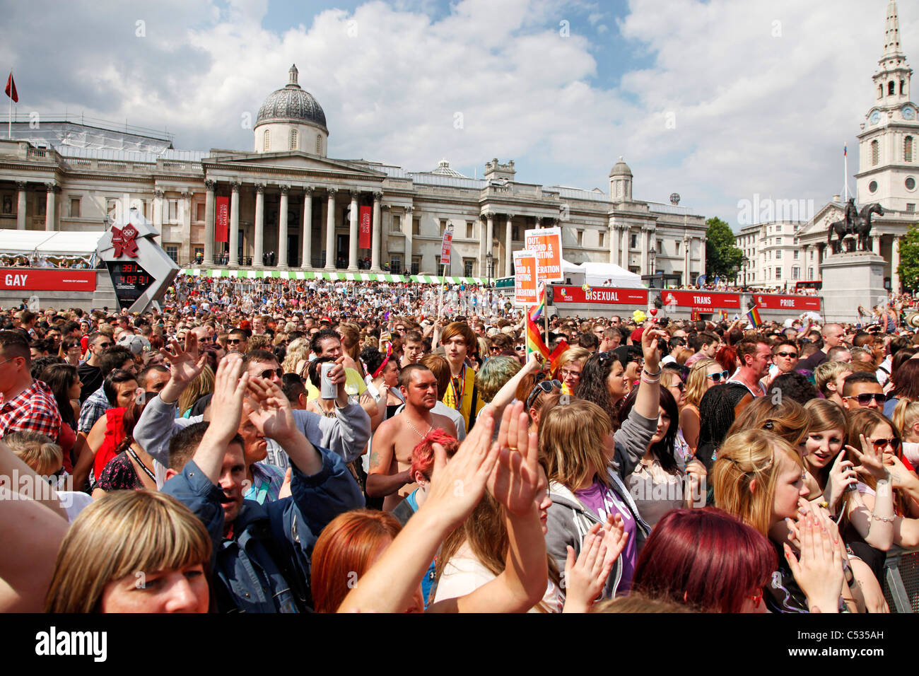 Les foules à Trafalgar Square à la Londres Gay Pride Parade 2011 Banque D'Images