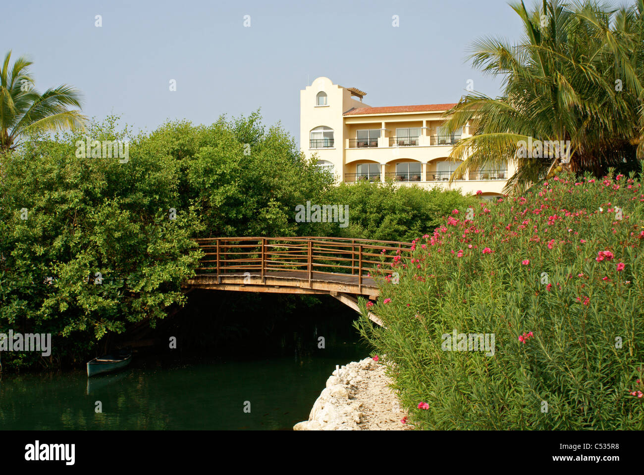 Sous le pont canot à à l'Hacienda Tres Rios Resort tout compris sur la Riviera Maya, Quintana Roo, Mexique Banque D'Images