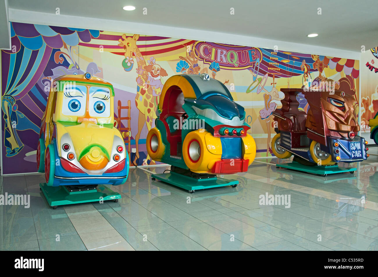 Petites voitures dans jeux avec fond peint Banque D'Images Petites voitures dans jeux avec fond peint Banque D'Images