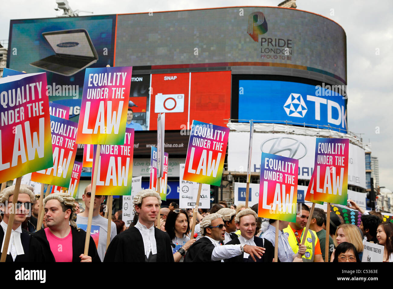 Gay-avocats faisant campagne pour l'égalité dans la loi à Piccadilly Circus, dans le Londres Gay Pride Parade 2011 Banque D'Images