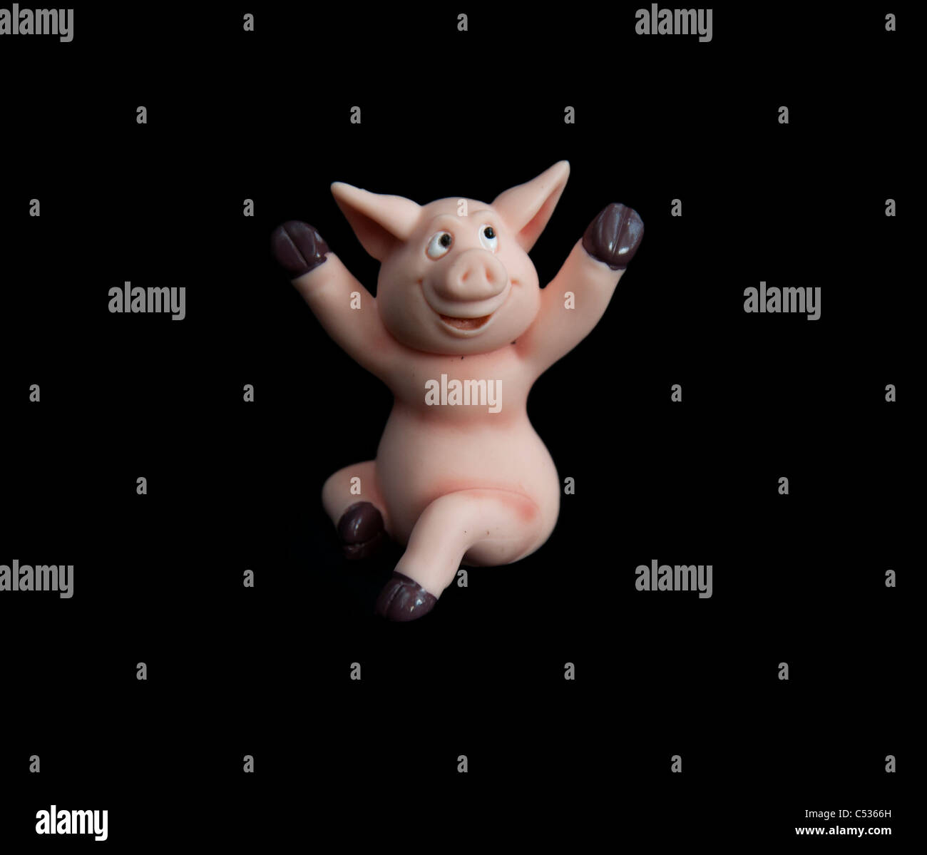 Statue cochon heureux. Fond noir isolé Banque D'Images