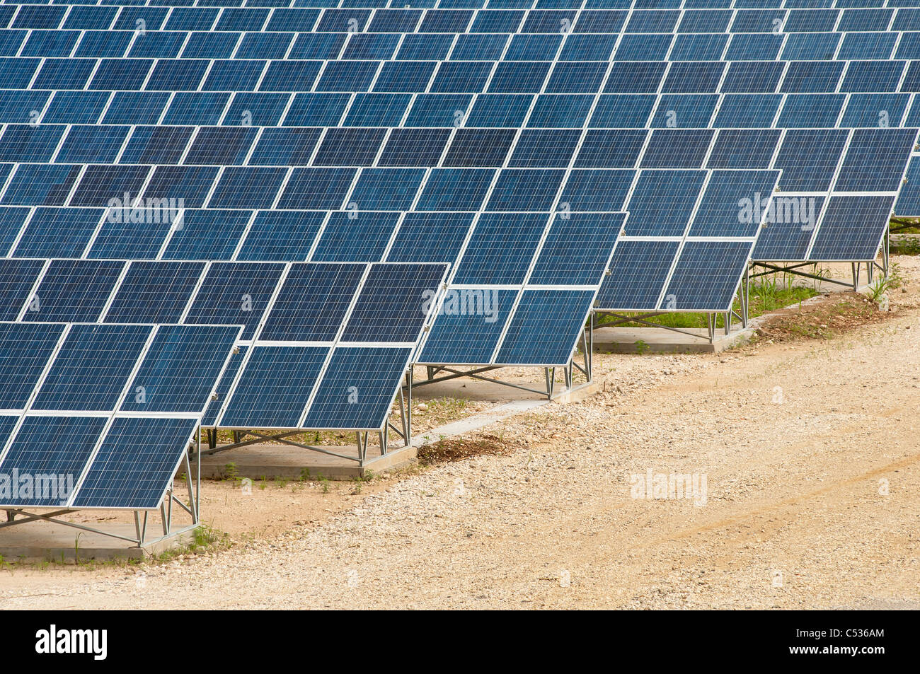 SITE DE PRODUCTION D'ÉNERGIE PHOTOVOLTAÏQUE Banque D'Images