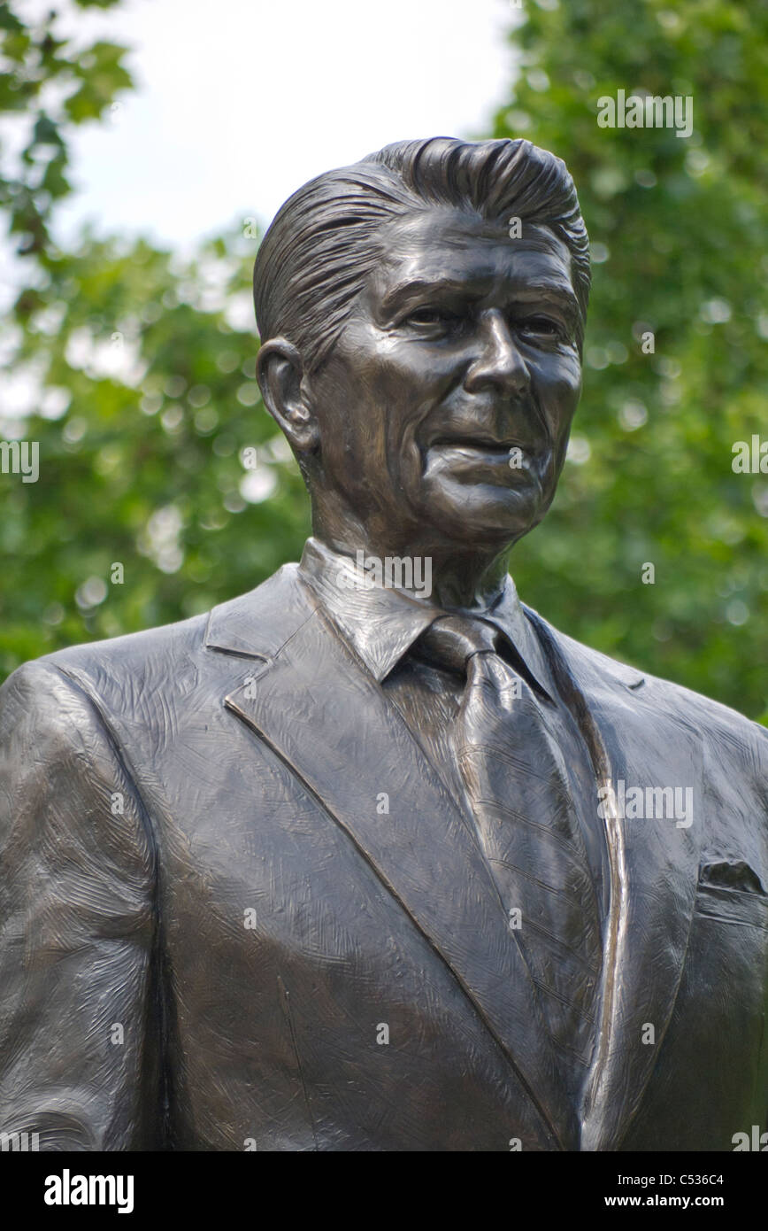 Statue de Ronald Reagan, ancien Président des Etats-Unis, a dévoilé près de l'ambassade des États-Unis à Grosvenor Square Londres le 4 juillet 2011 Banque D'Images
