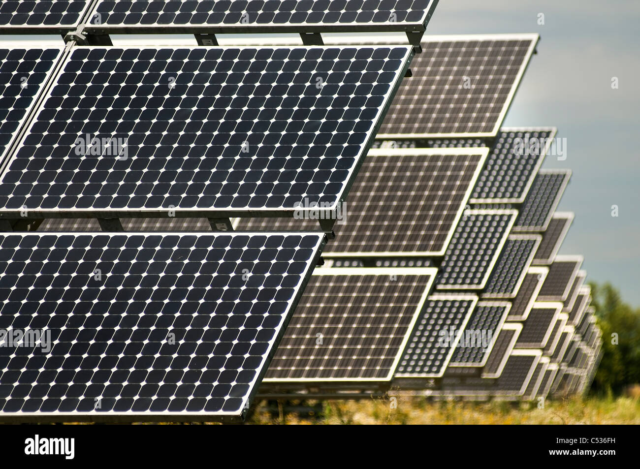 SITE DE PRODUCTION D'ÉNERGIE PHOTOVOLTAÏQUE Banque D'Images