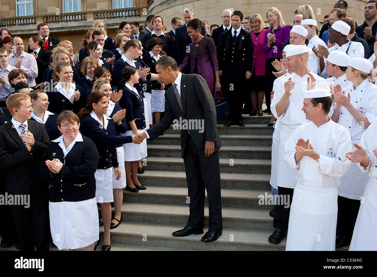 Le président Barack Obama et Première Dame Michelle Obama salue le personnel du palais lors de leur départ du Palais de Buckingham à Londres Banque D'Images