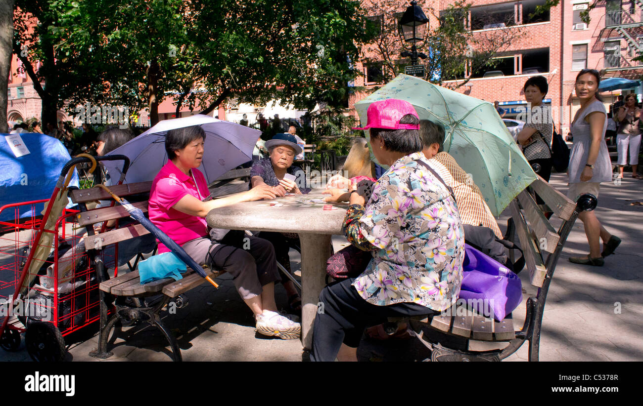 Cartes à jouer les femmes asiatiques dans le quartier chinois, NYC Banque D'Images