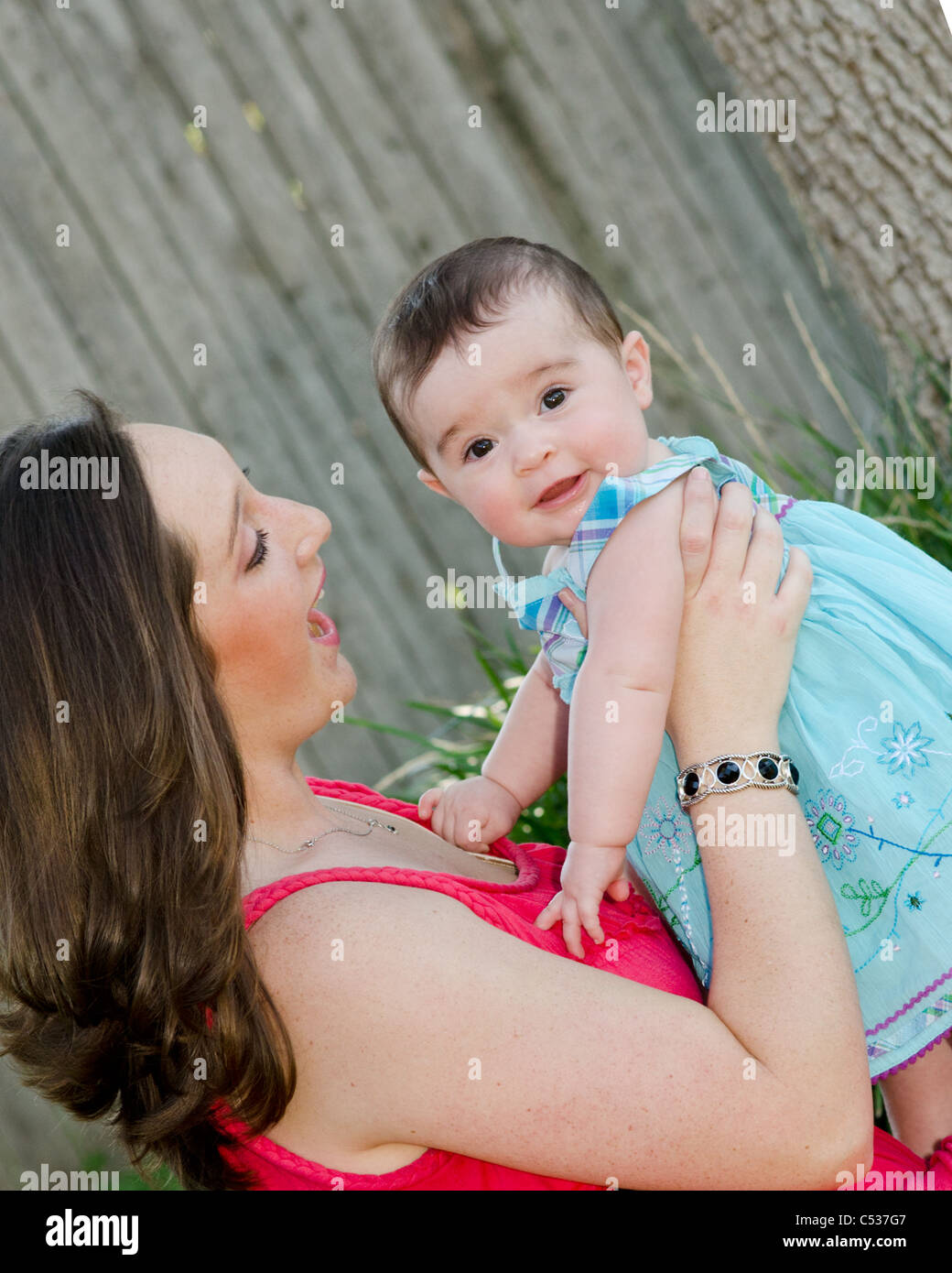 Un huit mois Caucasian baby girl et sa mère. Banque D'Images
