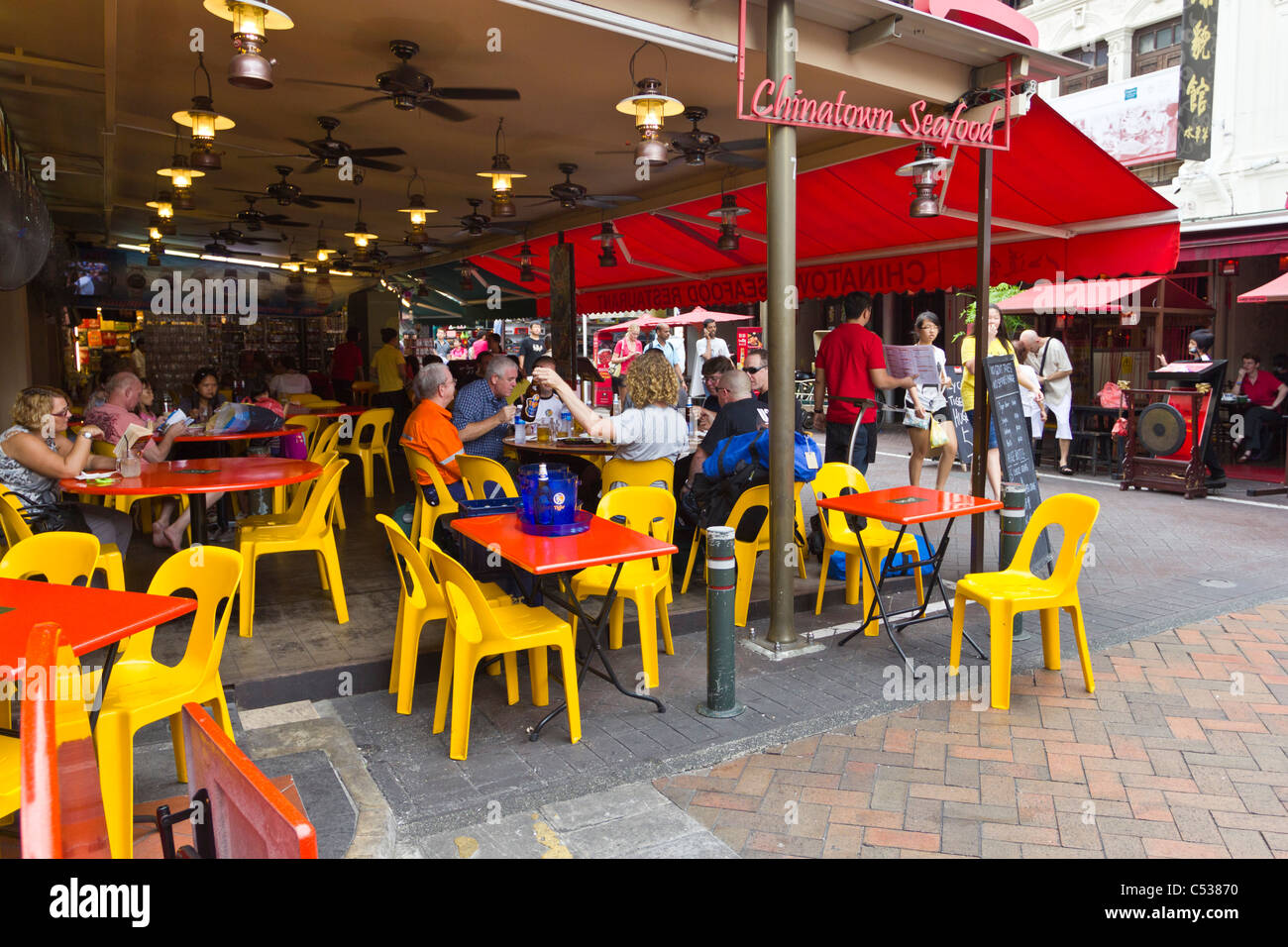 Diners dans l'un des nombreux du Chinatown de Singapour restaurants ouverts, où la nourriture est à la fois excellent et peu coûteux. Banque D'Images