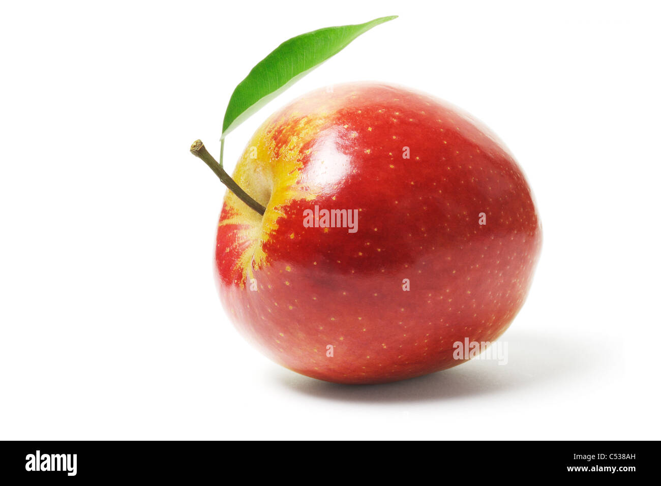 Pomme rouge frais allongé sur fond blanc Banque D'Images