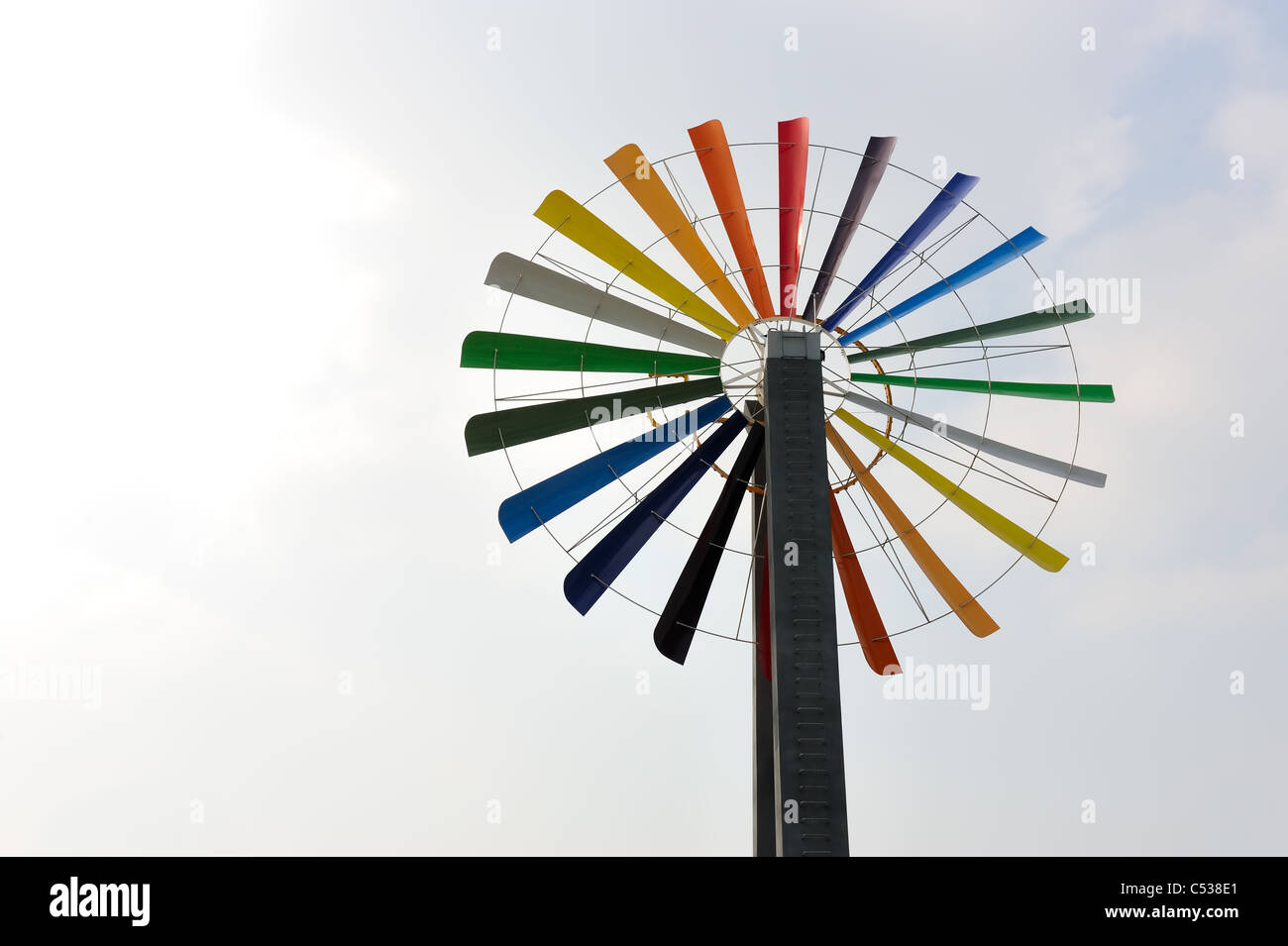 Un moulin à vent coloré sous le ciel bleu Banque D'Images