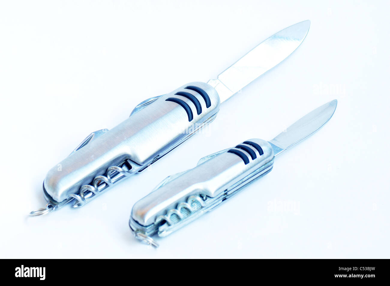Vue de deux couteaux à usages multiples sur un fond blanc Banque D'Images