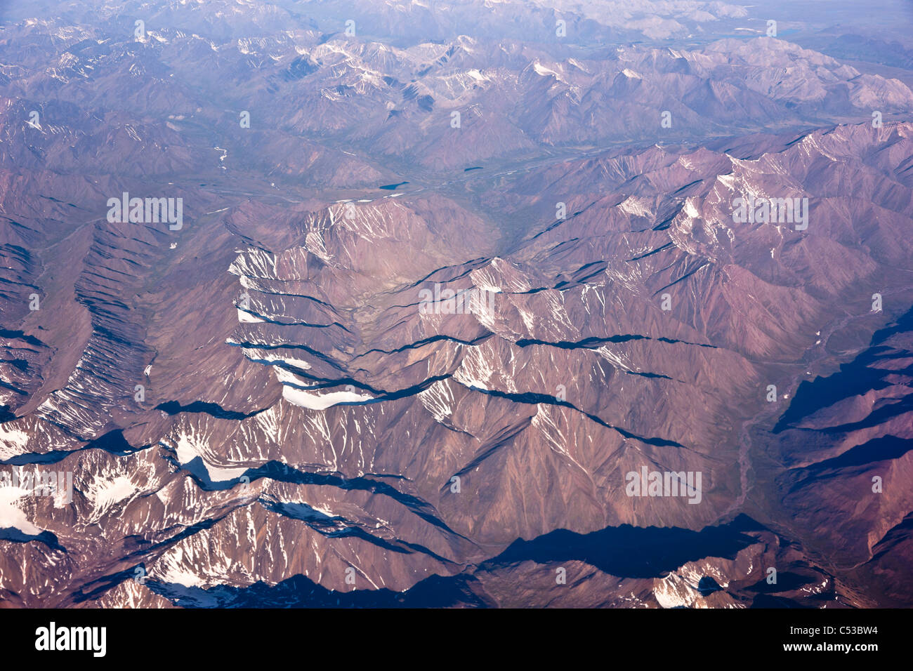 Vue aérienne de la chaîne de montagnes Brooks, de l'Arctique en Alaska, l'été Banque D'Images