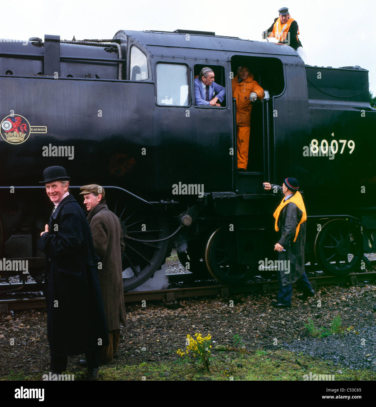 Locomotive vapeur 80079 debout à Llandovery Gare tandis que les hommes en costume historique rechercher sur le pays de Galles, UK 1993 KATHY DEWITT Banque D'Images