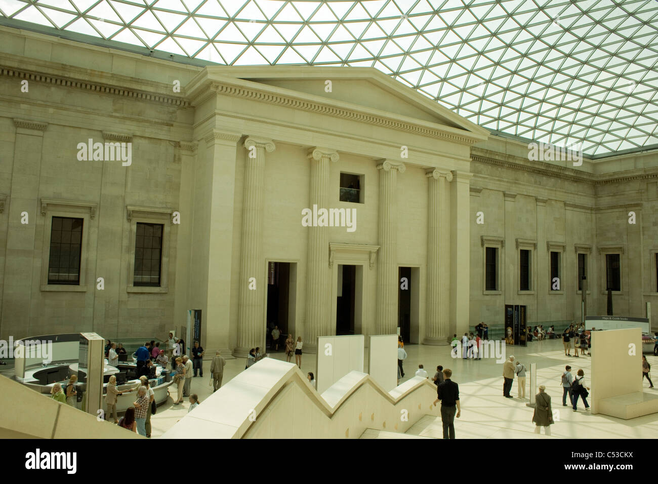 Escalier et Queen Elizabeth II Great Court hall au British Museum de Londres Banque D'Images