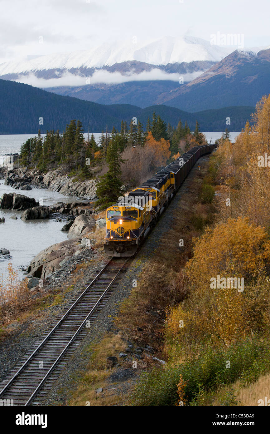 Distances depuis l'Alaska Railroad charbon crique rocheuse au point d'oiseaux le long de Turnagain Arm, Southcentral Alaska, automne Banque D'Images