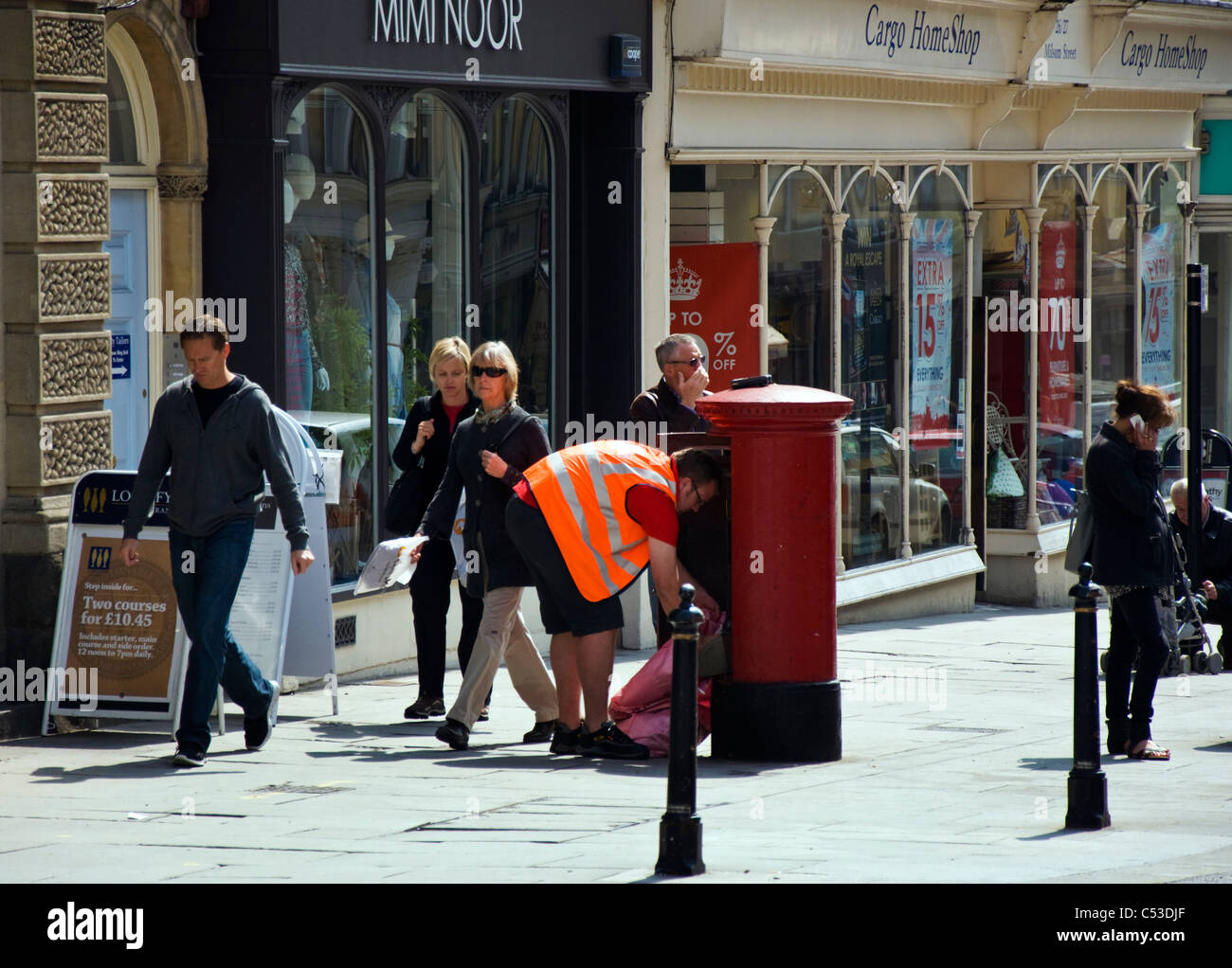 Postman vider vide postbox Banque D'Images