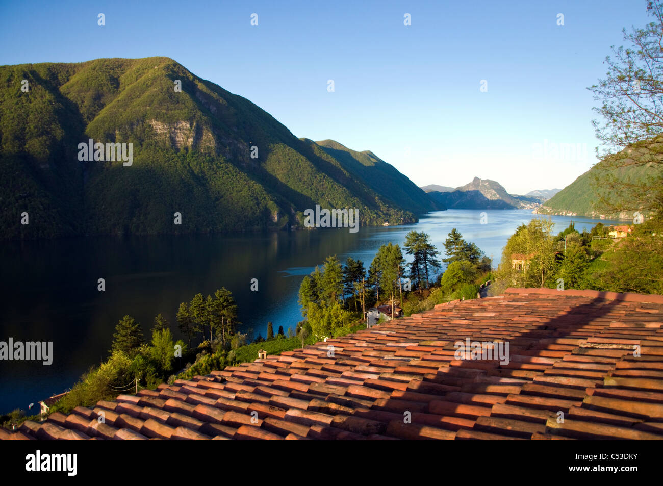 Les toits de tuiles rouges au lac de Lugano Banque D'Images