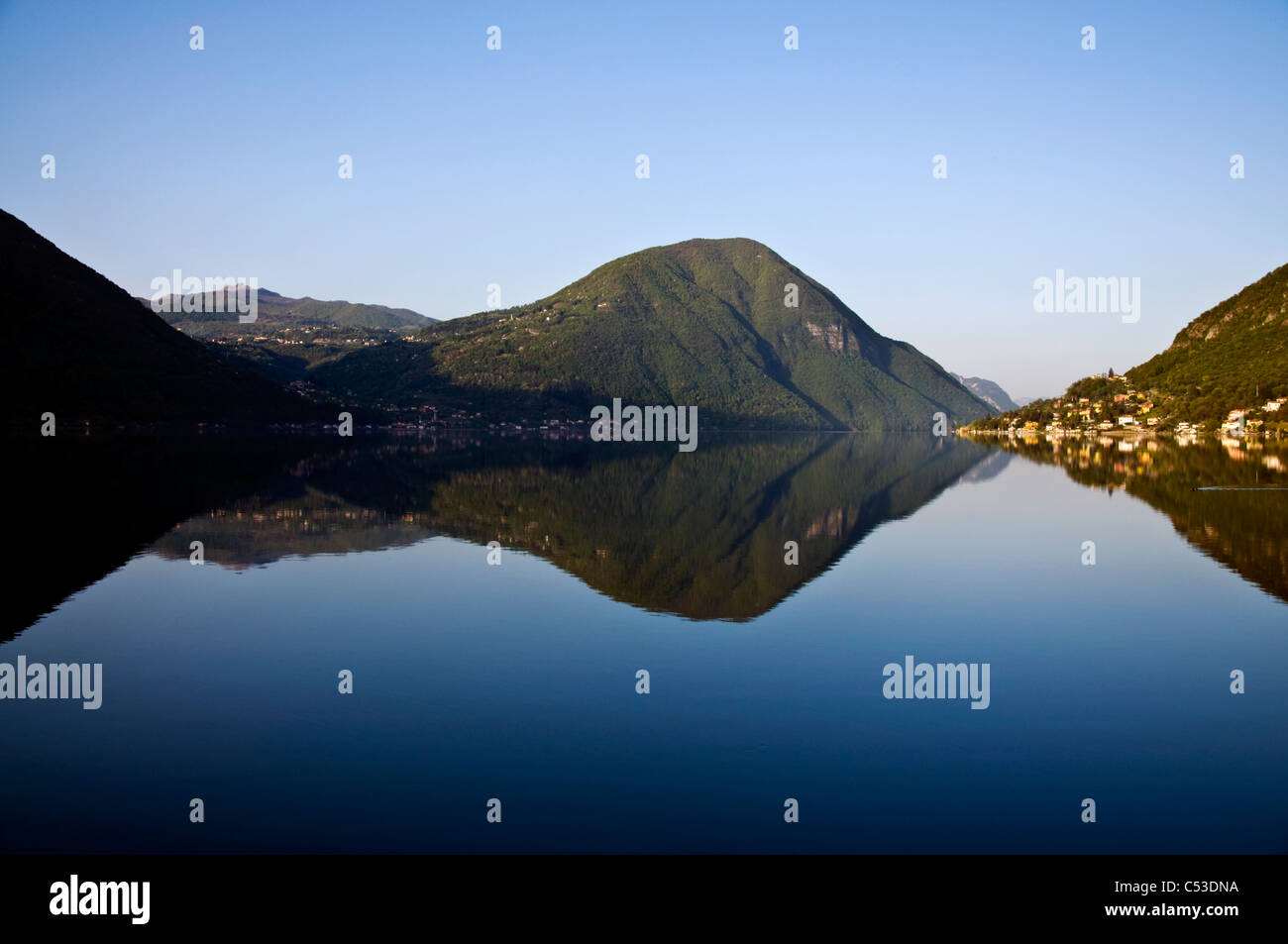 Tôt le matin sur le lac de Lugano photographiés de Porlezza Banque D'Images