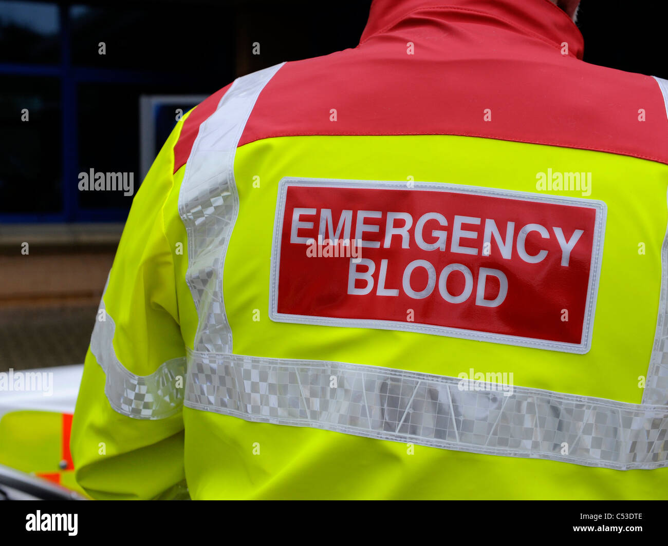 Livraison de sang d'urgence, l'homme trnasporting le sang. Banque D'Images