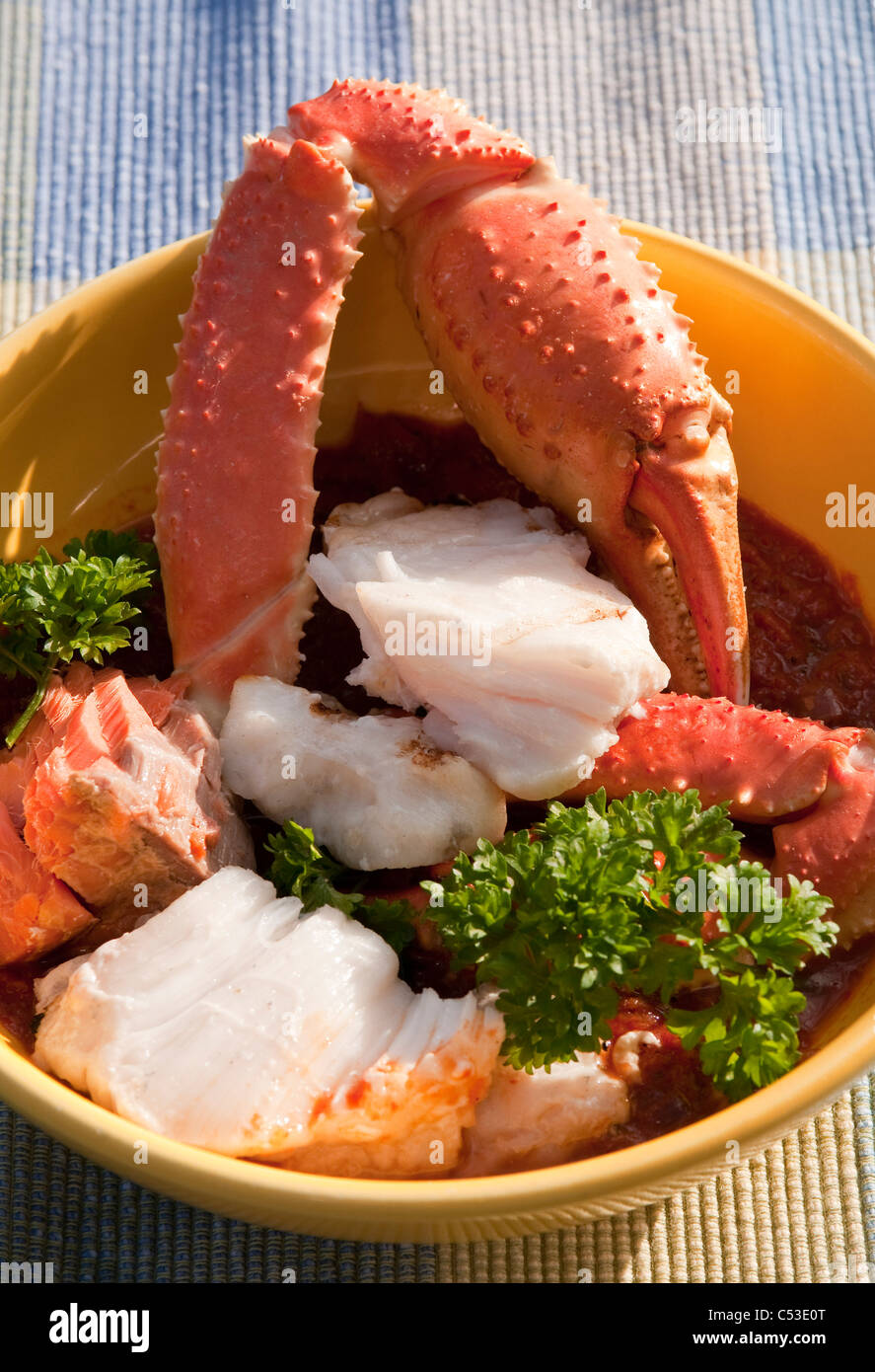 Vue rapprochée de Cioppino ragoût de poisson contenant des Crabe Tanner d'Alaska fumé, saumon, flétan, King et de sébastes, Alaska Banque D'Images