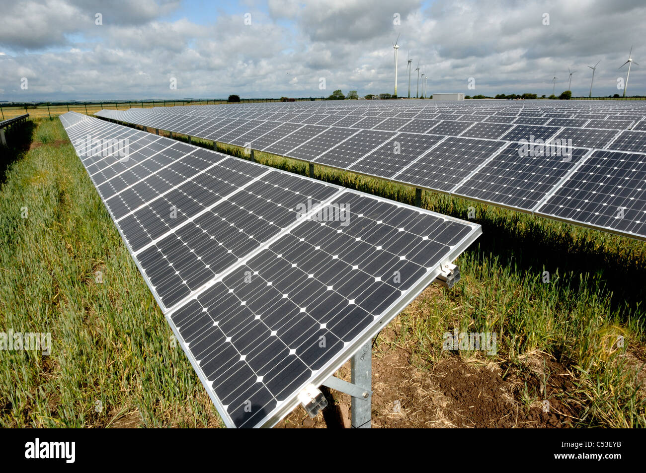 UKs premier solar electric power station en construction à Fen ferme près de Louth Lincolnshire et ferme éolienne ecotricity derrière Banque D'Images