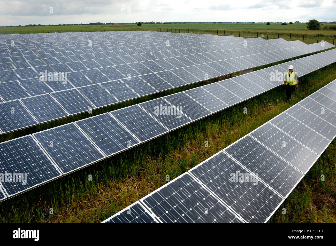 UKs premier solar electric power station en construction à Fen ferme près de Louth Lincolnshire et ferme éolienne ecotricity derrière Banque D'Images