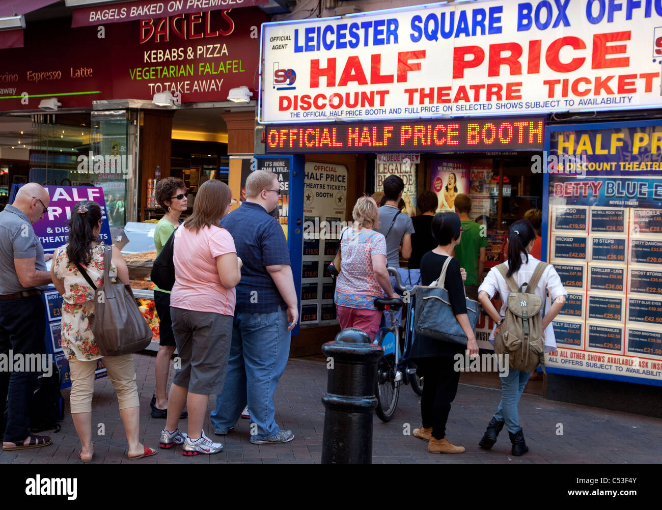 File d'attente pour la moitié du prix des places de théâtre, de Leicester Square, Londres Banque D'Images