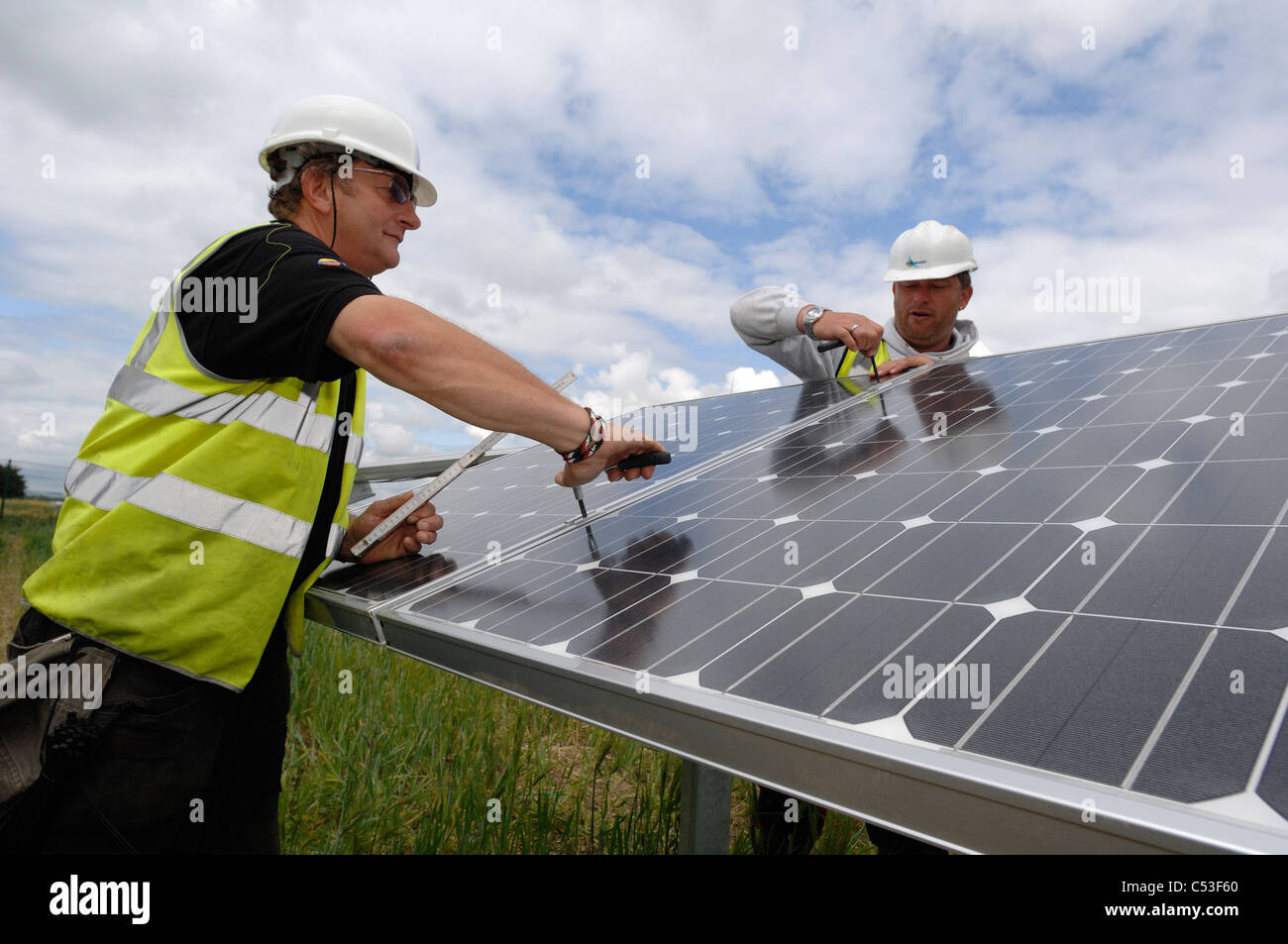 UKs premier solar electric power station en construction à Fen ferme près de Louth Lincolnshire et ferme éolienne ecotricity derrière Banque D'Images