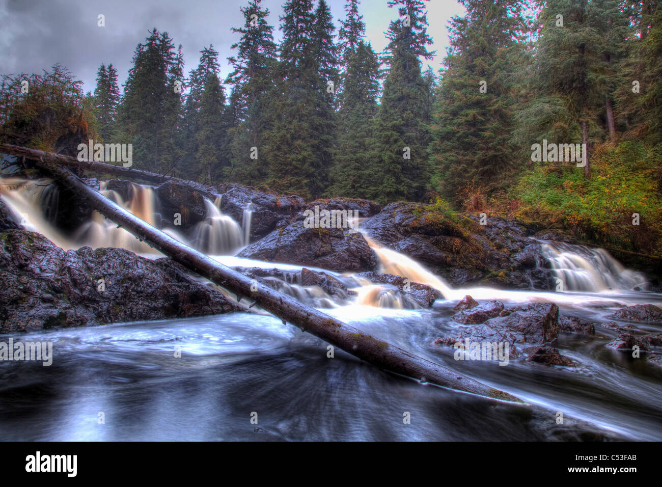 Vue panoramique des chutes du ruisseau d'écloserie, l'Île du Prince de Galles, le sud-est de l'Alaska, l'été. HDR Banque D'Images