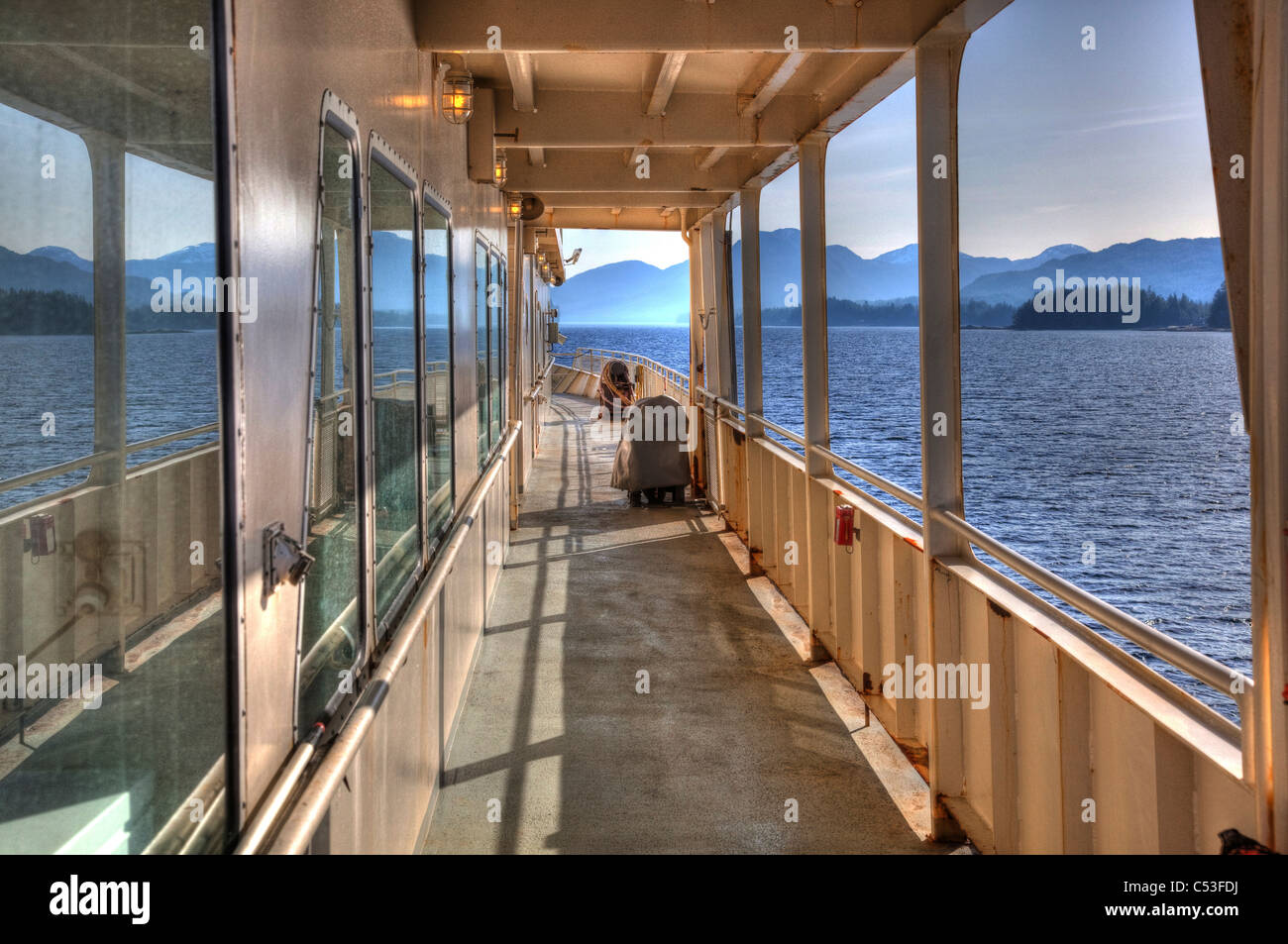 Vue d'un ferry à destination de l'île Metakatla avec vue panoramique sur le sud-est de l'Inside Passage. Banque D'Images