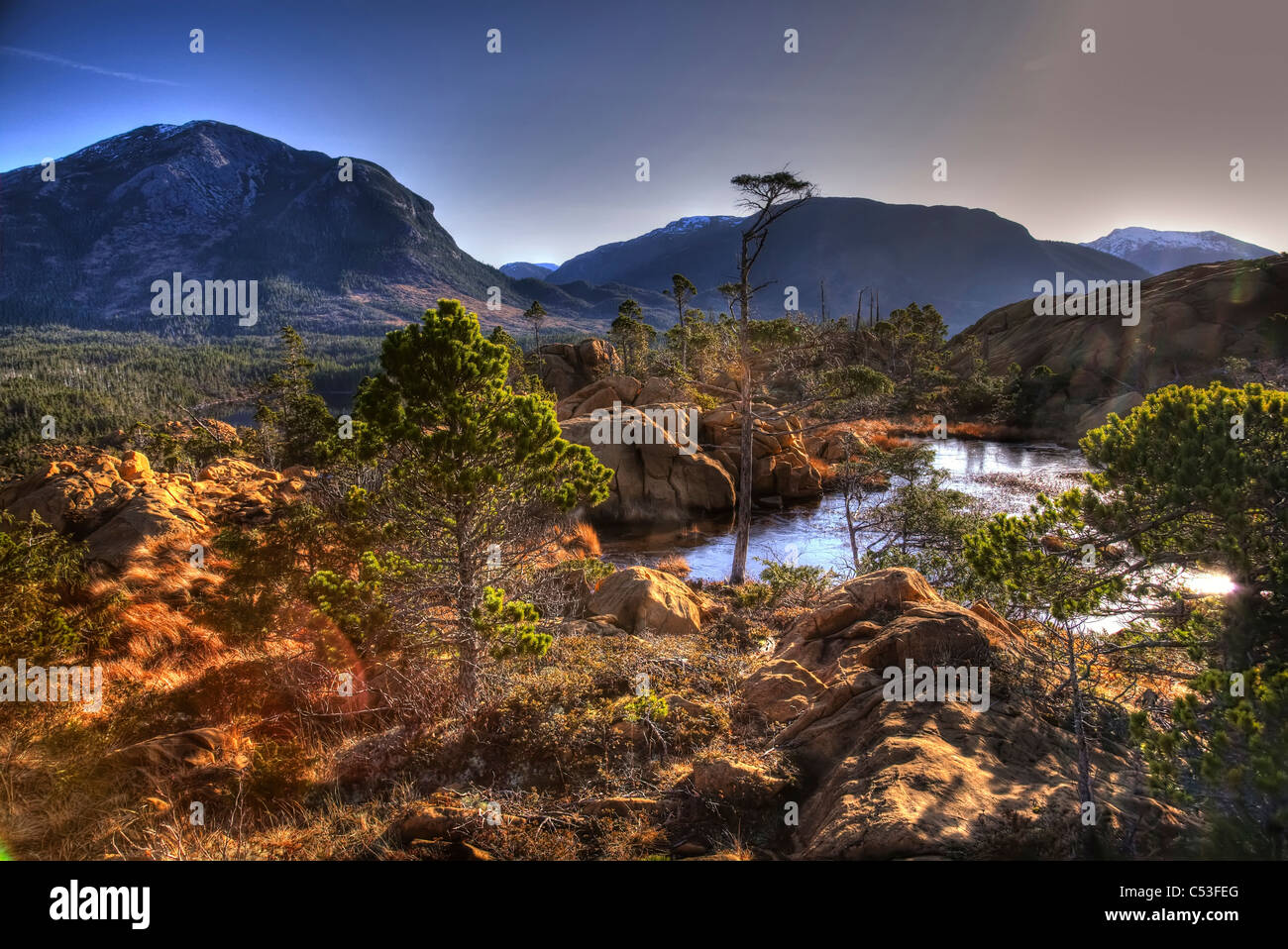 Vue panoramique de l'île Annette et environs avec male hiker au premier plan, le passage de l'intérieur, le sud-est de l'Alaska Banque D'Images