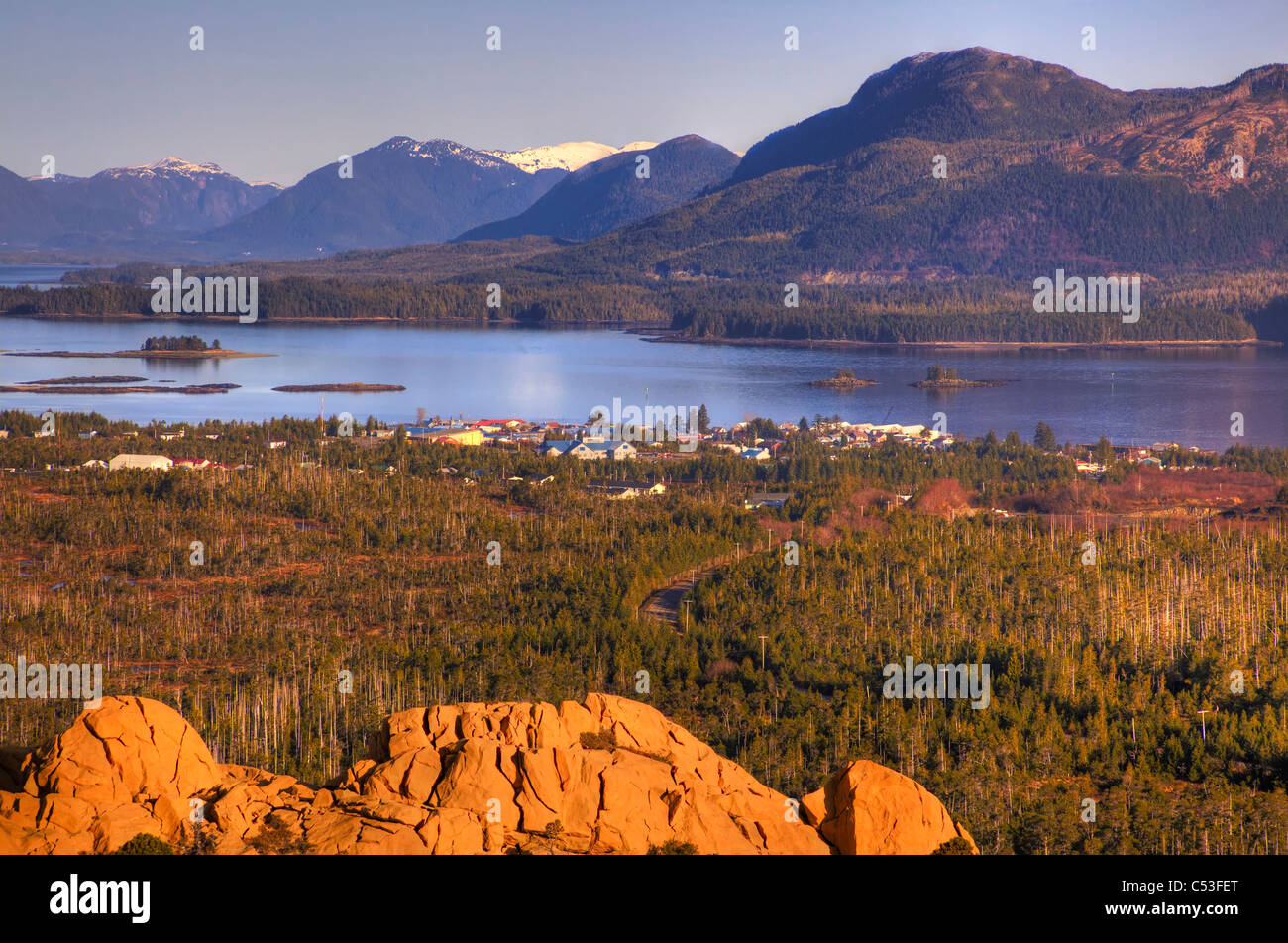 Vue panoramique de Metlakatla depuis un sentier de randonnée sur l'île Annette, le passage de l'intérieur, le sud-est de l'Alaska, au printemps. HDR Banque D'Images