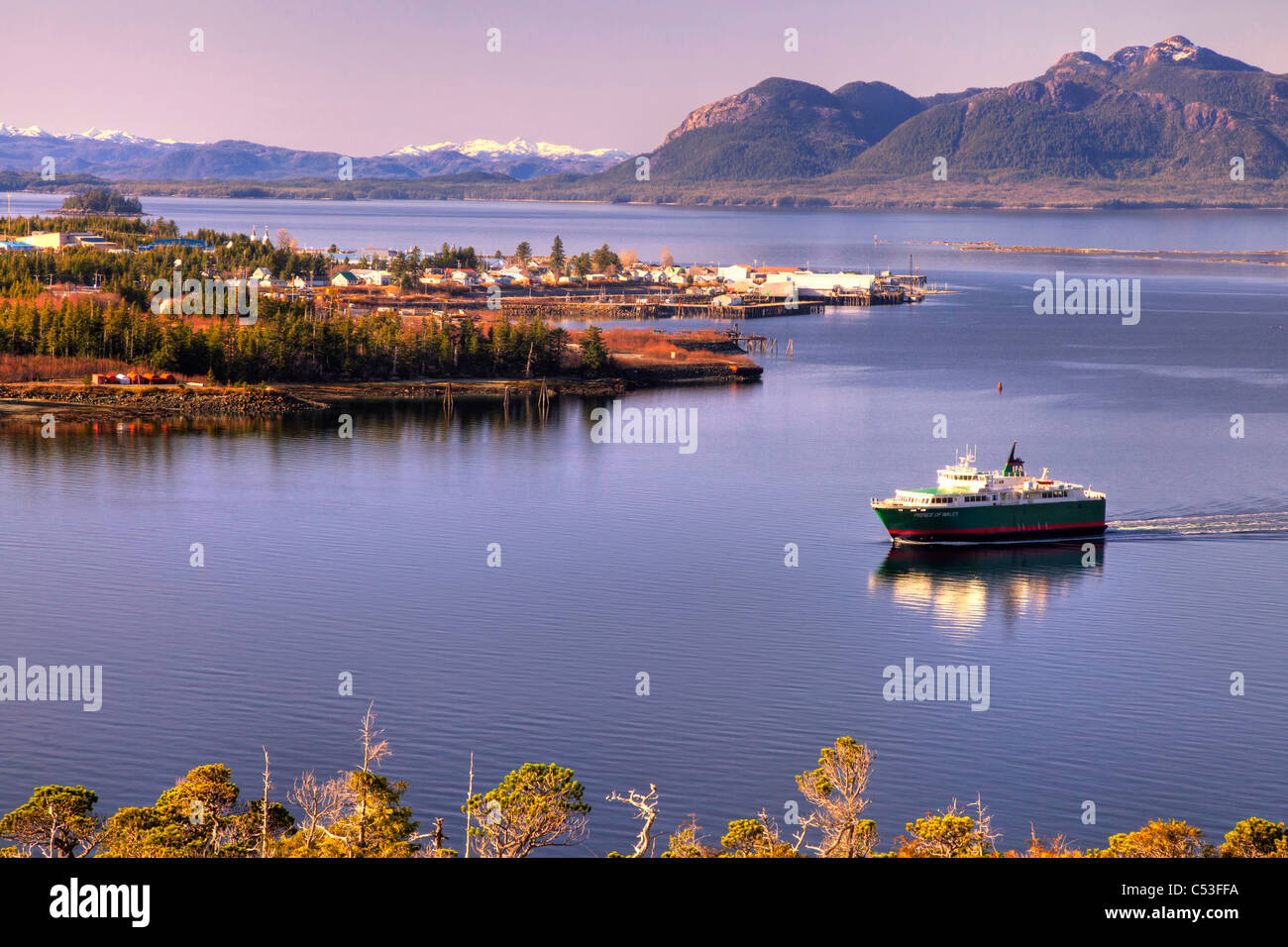 Avis de Metlakatla, Annette Island et environs avec un ferry à l'avant-plan, le passage de l'Intérieur, de l'Alaska Banque D'Images