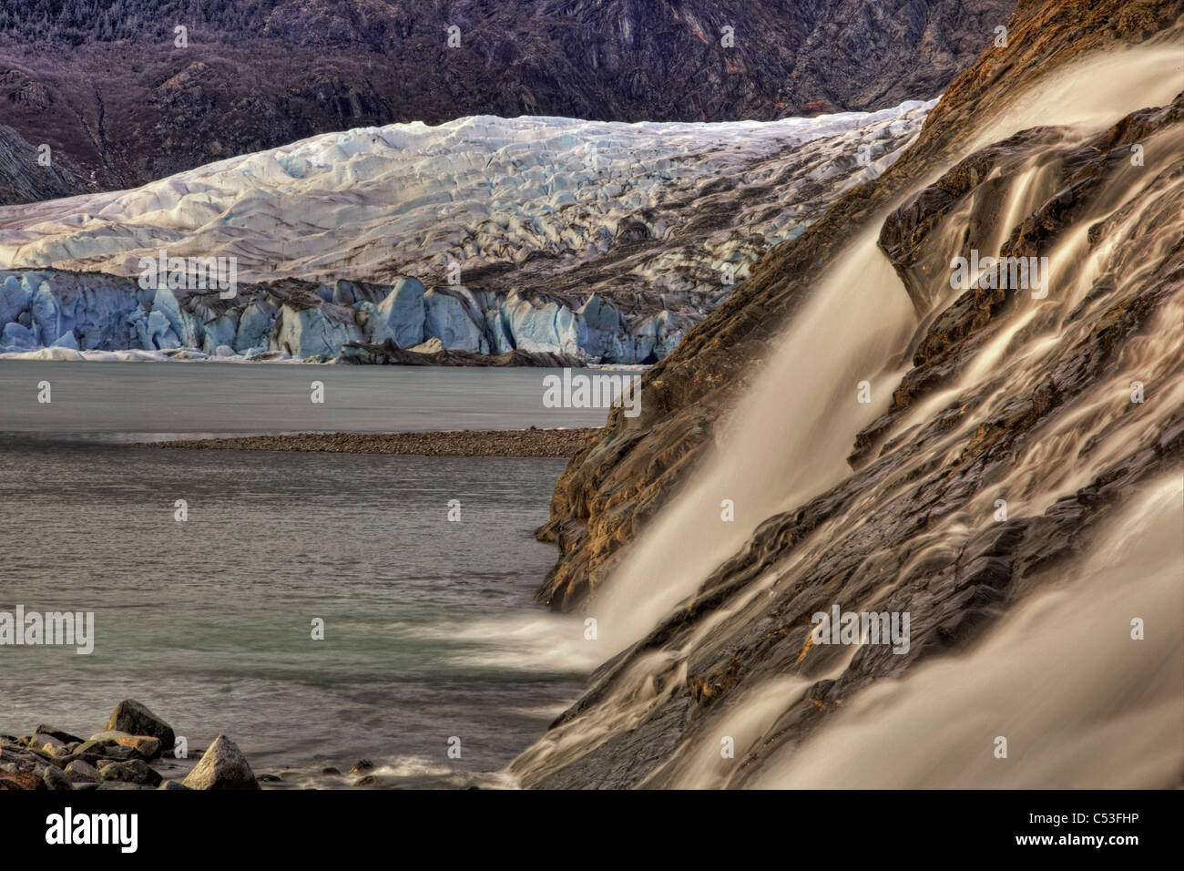 Vue panoramique des chutes de pépite avec Mendenhall Glacier dans l'arrière-plan près de Juneau, Southeast Alaska, printemps Banque D'Images