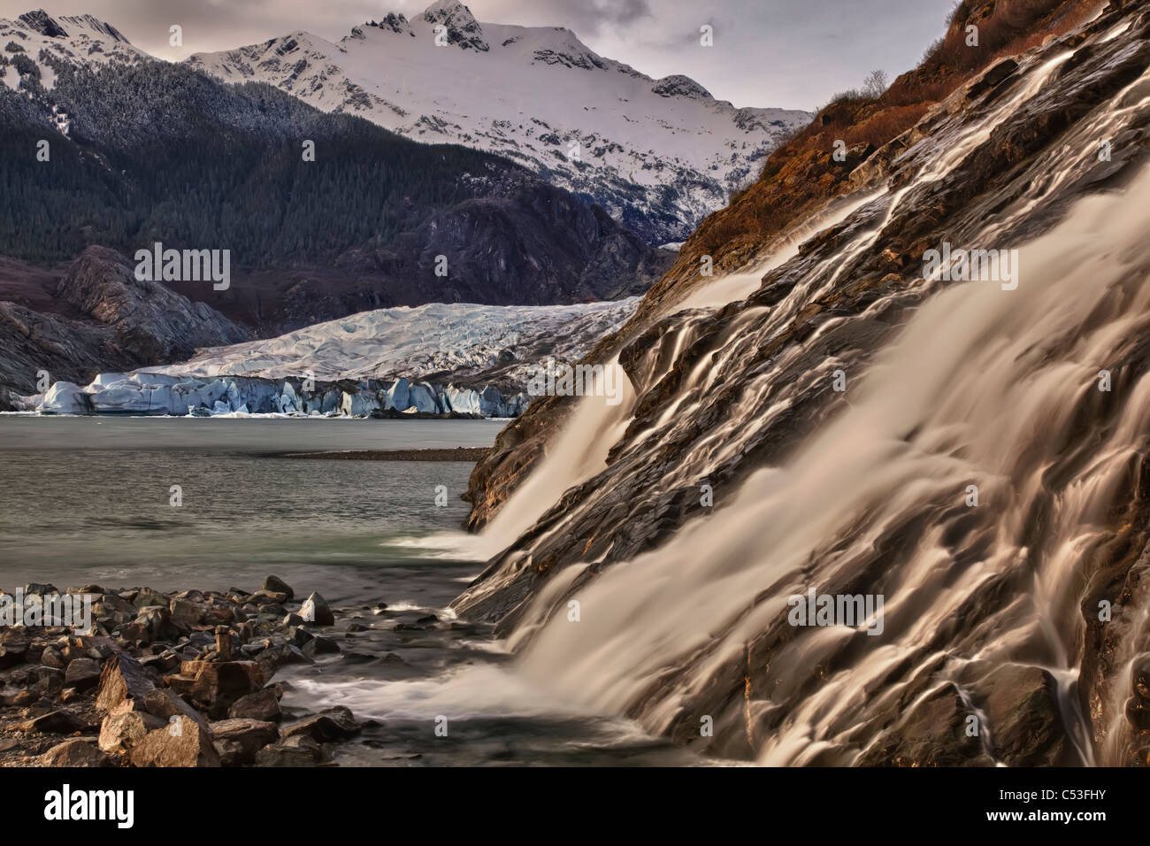 Vue panoramique des chutes de pépite avec Mendenhall Glacier dans l'arrière-plan près de Juneau, Southeast Alaska, printemps Banque D'Images